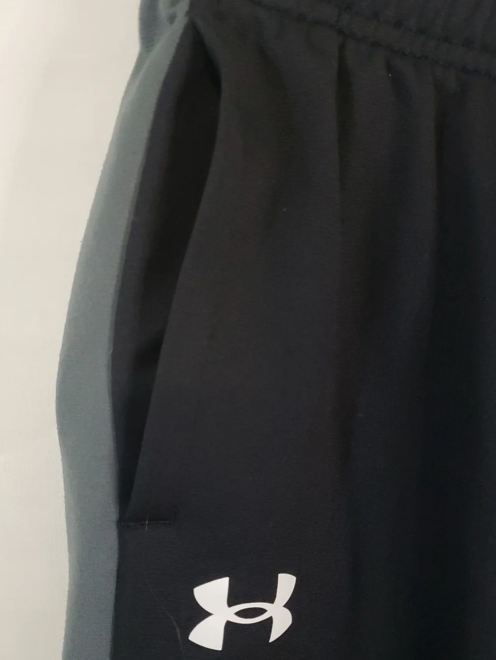 Under Armour NWOT Youth Black Joggers with Gray Side Panels and Logo